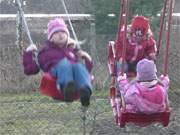 Schaukeln, was das Zeug hlt: Kinderfest auf dem Reiterhof in Klpinsee.