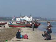 Eisfreier Ostseestrand: Kurz vor Ostern haben sich viele Urlaubsgste am Strand von Ahlbeck eingefunden.