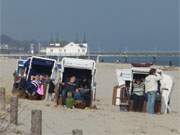 Strahlender Sonnenschein ber Usedom: Sonnenbaden am Ostseestrand es Kaiserbades Ahlbeck.