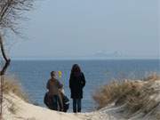 Auf dem Weg zum weien Sandstrand: Urlaubsgste im Usedomer Kaiserbad Ahlbeck.