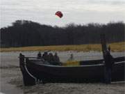 Auch ohne Sonnenschein: Drachensteigen am Sandstrand des Bernsteinbades Klpinsee.