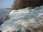 Unzhlige Kubikmeter Eispackungen ziehen sich immer noch am Haffstrand bei Kamminke entlang.