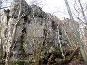 Stehengeblieben: Eine Seitenwand des Peenemnder Schutzbunkers hat der Gewalt der Sprengung widerstanden.