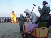 Ein Spaß für Kinder: Das Osterfeuer am Strand von Kölpinsee.