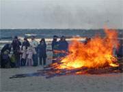 Ansehnlicher Hintergrund: Osterfeuer am Ostseestrand des Bernsteinbades Loddin.