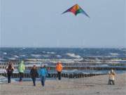 Steil nach oben: Drachen am Ostseestrand zwischen Zempin und Zinnowitz auf der Insel Usedom.