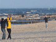 Spaß und Anstrengung: Urlaubsgäste beim Drachenfliegen am Strand zwischen Zempin und Zinnowitz.