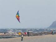 Wind und Sonnenwetter: Drachensteigen auf dem Ostseestrand des Bernsteinbades Zempin.