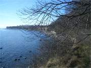 Sonnenschein ber der Ostsee: Blick entlang der Ostkste der Insel Greifswalder Oie.