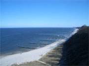 Blick entlang des Ostseestrandes: zwischen den Bernsteinbdern Koserow und Loddin.