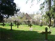 Friedhof der Usedomer Gemeinde Morgenitz: Grabstellen und blhende Kirschbume.