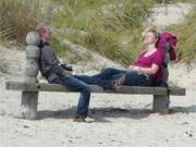 Phantastisches Maiwetter auf Usedom: Ein erstes Sonnenbad am Strand des Ostseebades Karlshagen.