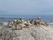Große und kleine Steine am Meer: Ostseestrand zu Füßen des Langen Berges auf Usedom.