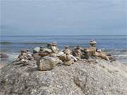 Groe und kleine Steine am Meer: Ostseestrand zu Fen des Langen Berges auf Usedom.