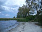 Dunkle Wolken ber dem Achterwasser: Die Usedomer Halbinsel Lieper Winkel.