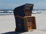 Geschlossen: Einsamer Strandkorb auf dem Bansiner Ostseestrand.