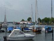 Warten auf besseres Wetter: Sportboote im Hafen des Usedomer Ostseebades Karlshagen.