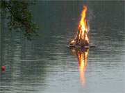 Es brennt! Das Feuer mitten auf dem Klpinsee ist entzndet und leuchtet weit.