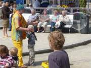 Jung und Alt: Kinderspiel auf der Strandpromenade des Usedomer Kaiserbades Ahlbeck.