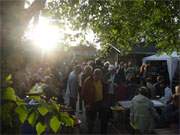 Ein Bier im Grnen: Das traditionelle Reiterhoffest am Pfingstsonntag in Klpinsee.