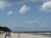 Wind und Sonne: Ideales Wetter zum Drachensteigen auf dem Ostseestrand des Bernsteinbades Loddin.