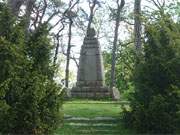 Wuchtig: In der Nhe der Ahlbecker Kirche befindet sich das Kriegerdenkmal des Kaiserbades.