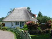 Hinterm Deich zur Ostsee: Ferienhaus-Siedlung im Ostseebad Karlshagen auf der Insel Usedom.