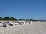 Blauer Himmel, blaues Meer und Sonnenschein: Das Ostseebad Karlshagen im Norden der Insel Usedom.