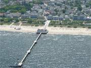 Usedomer Wahrzeichen: Die Seebrcke des Kaiserbades Ahlbeck vom Flugzeug aus gesehen.