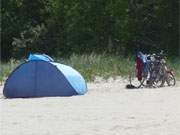 Mit dem Fahrrad am Ostseestrand von Trassenheide: Radfahren auf der Insel Usedom.