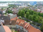 Tradition und Moderne: Blick ber die Altstadt von Wolgast zur Peenewerft.