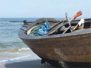 "Griff nach dem Fisch": Fischerboot auf dem Ostseestrand des Bernsteinbades Loddin.