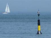 Wassersport auf der Ostsee: Segelboot vor dem Usedomer Streckelsberg.