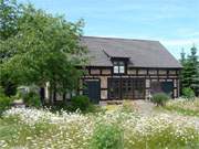 Tradition und Moderne: Galerie im malerischen Neuendorf auf der Usedomer Halbinsel Gnitz.