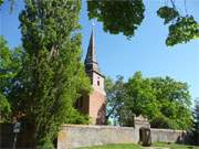 Sehenswert: Die Dorfkirche der kleinen Usedomer Gemeinde Mellenthin mit einem wunderbaren Kirchhof.