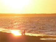 Entlang der Pommerschen Bucht: ber der Ostsee ist ein wunderbarer Sonnenuntergang zu sehen.