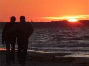 Usedom-Urlaub: Gemeinsam die Schnheit des Ostseestrandes bewundern.