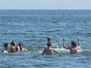 Mit der Clique in die Ostsee: Badespa am Ostseestrand von Bansin.