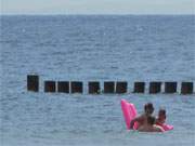 Badeurlaub mit dem Enkelkind auf Usedom: Sommerferien am Ostseestrand des Bernsteinbades Loddin.