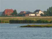 Malerisch liegt die Gemeinde Hollendorf am Peenestrom der Insel Usedom gegenber.