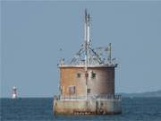 Auf dem Greifswalder Bodden vor Peenemnde auf Usedom: Knstliche Insel und Leuchtturm.