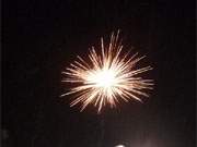 Gegen Mitternacht beginnt das Feuerwerk anlässlich des Koserower Seebrückenfestes.