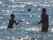 Sommerferien auf der Ostseeinsel Usedom: Ballspiel am Strand des Kaiserbades Ahlbeck.