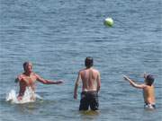 Usedomer Bernsteinbad ckeritz: Ballspiel im Ostseewasser.