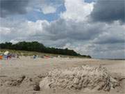 Bewlkt: Der Sandstrand des Usedomer Ostseebades Karlshagen.