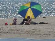 Sonnige Momente: Familienurlaub auf dem Strand des Ostseebades Karlshagen im Inselnorden Usedoms.