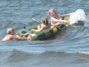 Sommersaison auf der Ostseeinsel Usedom: Abkhlung und Badespa in den Ostseewellen.