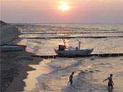 Bad in romantischem Licht: Sonnenuntergang ber der Ostsee an der Seebrcke von Koserow.