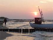 Postkartenmotiv im Bernsteinbad Koserow: Fischerboot vor Sonnenuntergang.