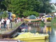 Buntes Treiben auf dem Hafenfest: Der Achterwasserhafen des Bernsteinbades ckeritz auf Usedom.